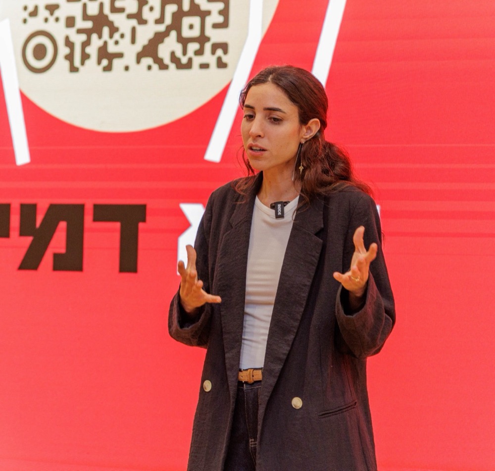 קטי מרצה בכנס